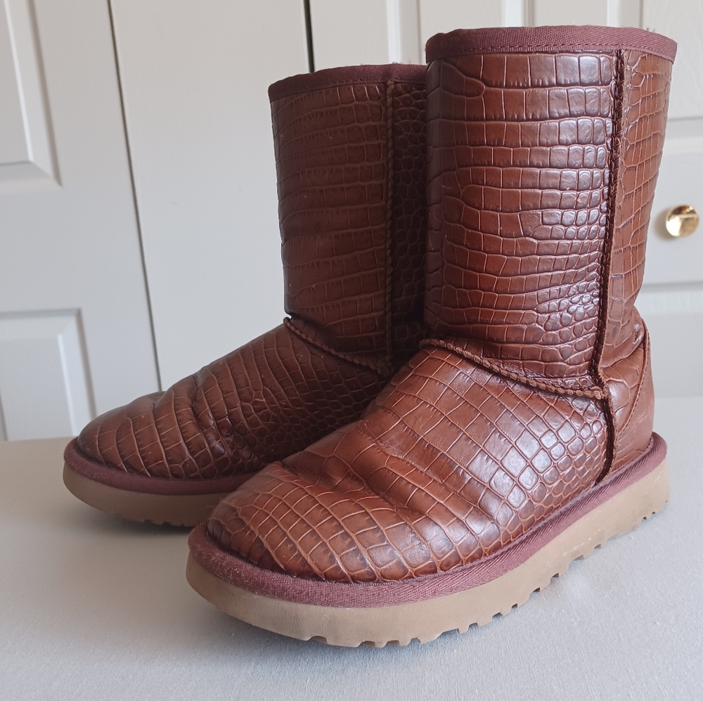 UGG Women's 5 Classic Short Crocodile Embossed Red/Brown Leather Boots - Picture 3 of 16